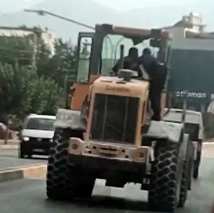 Denizli’de maaşını alamayan işçi, hem kepçeyi hem polisi kaçırdı - 2