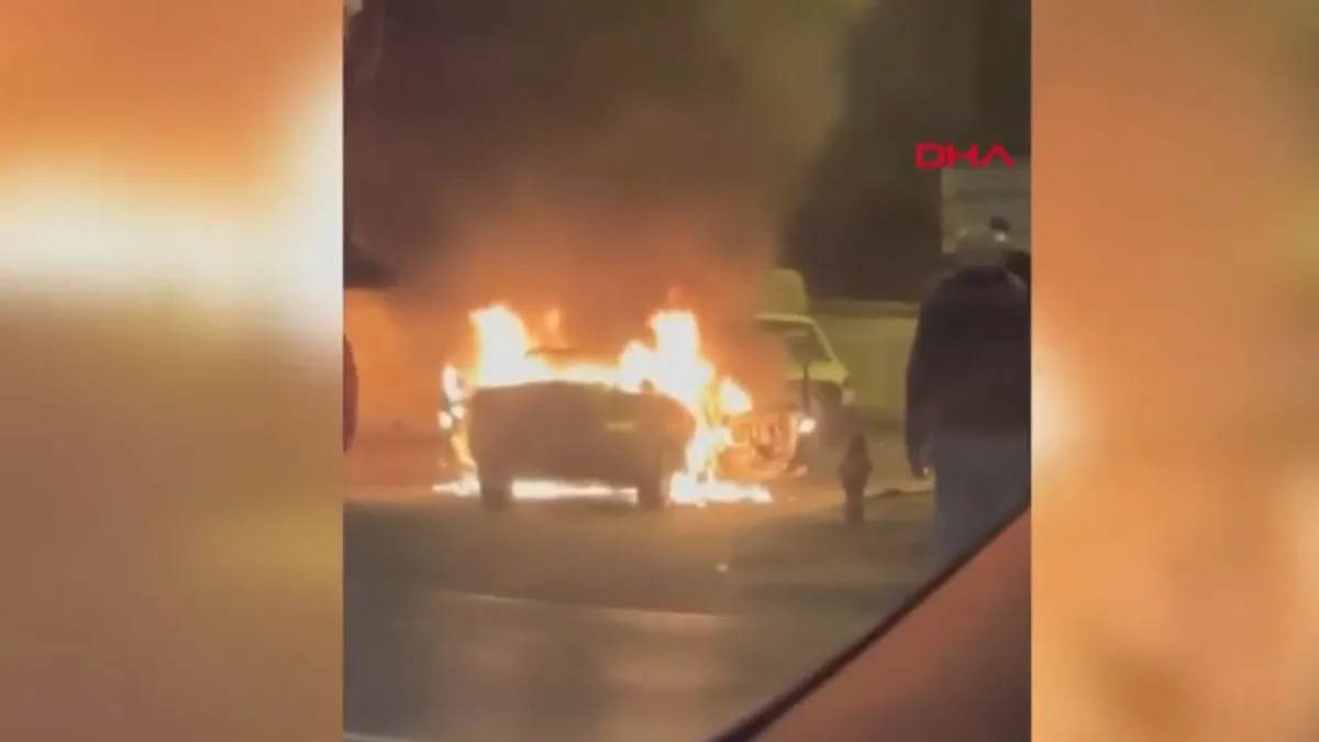 Fatih'te alev alev yanan otomobil demir yığınına döndü