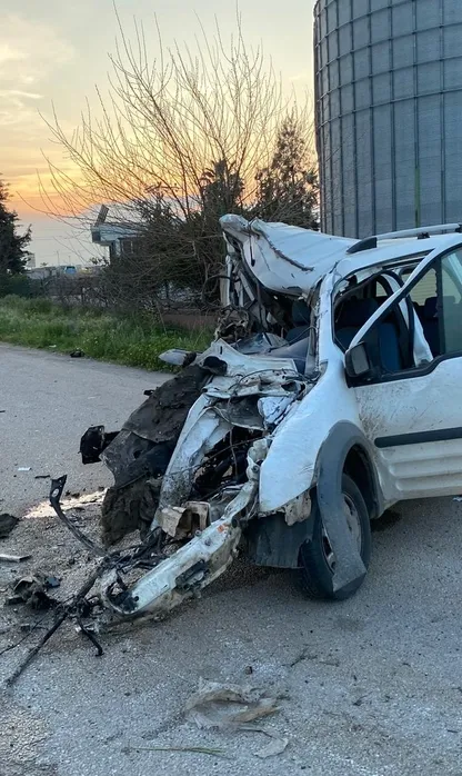 Kontrolden çıkan araç istinat duvarına çarptı