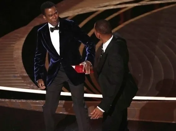 oscar-gecesine-golge-dusuren-tokadin-yankilari-devam-ediyor-olayin-merkezindeki-will-smithin-esi-jada-smith-su-1649163427353.jpg Oscar gecesine gölge düşüren tokadın yankıları devam ediyor! Olayın merkezindeki Will Smith’in eşi Jada Smith suskunluğunu bozdu - 4