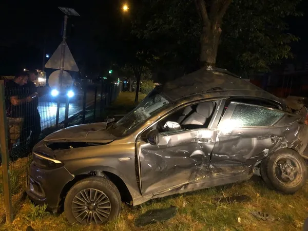 1693447577147.jpg Minibüs ile otomobil arasında feci kaza! Kağıt gibi ezilen araçtan sağ çıktılar - 4