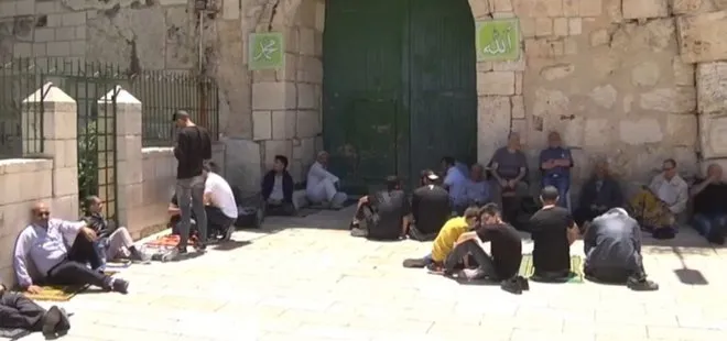 Filistinliler Mescid-i Aksa’nın kapılarında cuma namazı kıldı