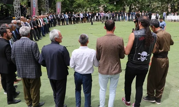 kiloyla-altin-taktilar-dugunde-geline-ve-damada-takilan-takilar-dudak-ucuklatti-1653310146664.jpg Kiloyla altın taktılar! Hakkari'de düğünde geline ve damada takılan takılar dudak uçuklattı - 3