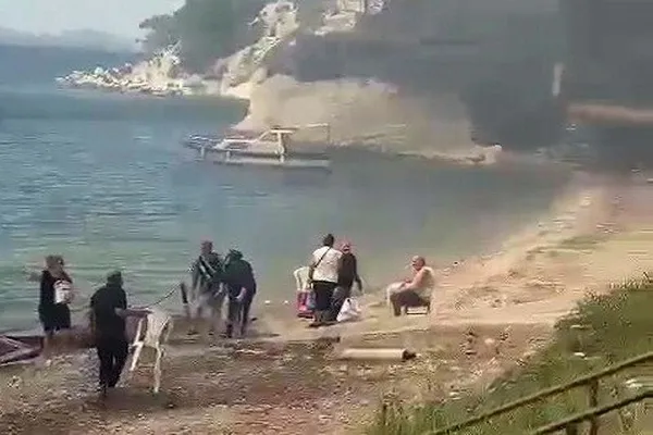izmirde-2-noktada-orman-yangini-alevlere-havadan-ve-karadan-mudahale-1688994266132.jpeg İzmir'de 2 noktada orman yangını! Alevler havadan ve karadan müdahale ile kontrol altına alındı - 3