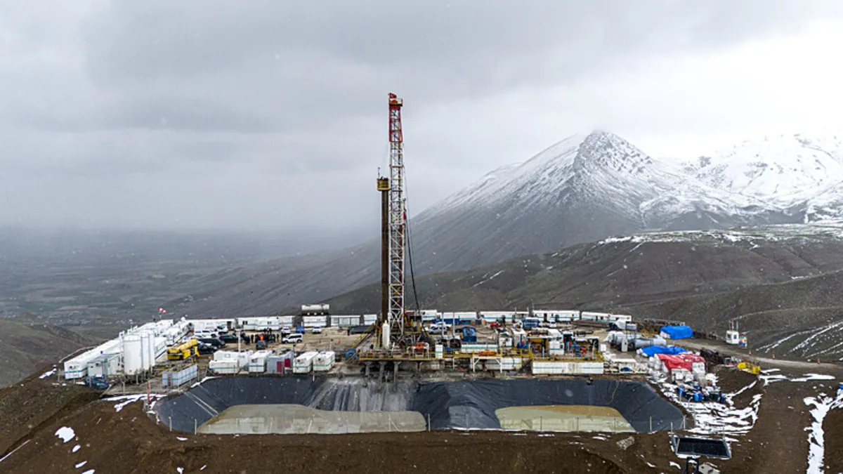 Van'da petrol arayışı! 200 tonluk dev sondaj kulesi kuruldu