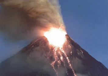 Mayon Yanardağı yine lav püskürdü, 26 bin köylü tahliye edildi