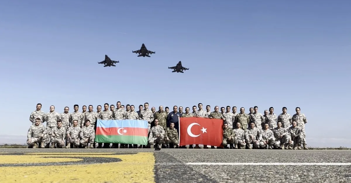 Azerbaycan ve Türkiye'den askeri gövde gösterisi