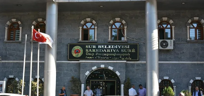 Sur ve Silvan belediyelerinde yasa dışı materyaller bulundu