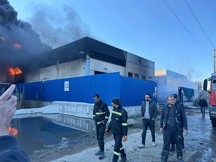 izmirde-korku-dolu-anlar-geri-donusum-fabrikasinda-yangin-1772210006121.jpeg İzmir'de korku dolu anlar! Geri dönüşüm fabrikasında yangın - 1