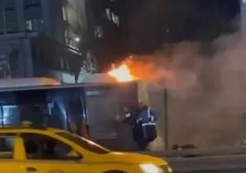 İstanbul'da İETT çilesi bitmiyor! Seyir halindeki metrobüs alev alev yandı! Onlarca vatandaş facianın eşiğinden döndü