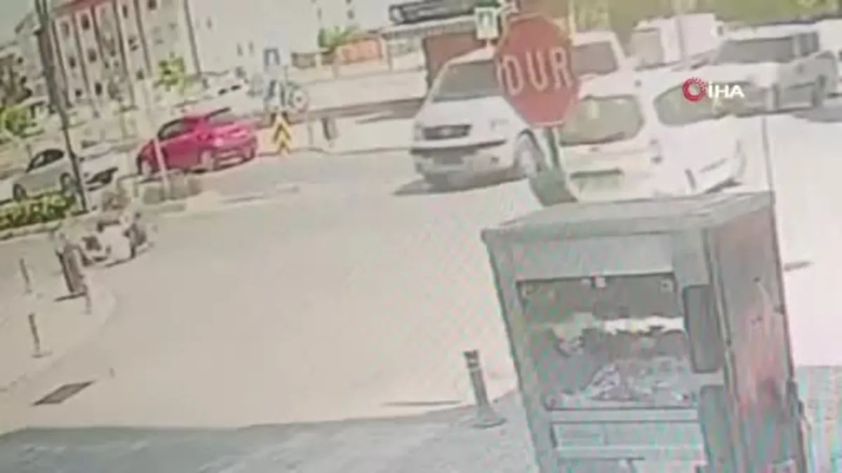 Antalya'da kamyonet ile motosiklet çarpıştı: 1 yaralı