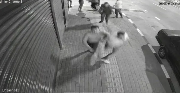 Sokak ortasında kanlı pusu: Husumetlisini başından vurup teslim oldu! O anlar kamerada