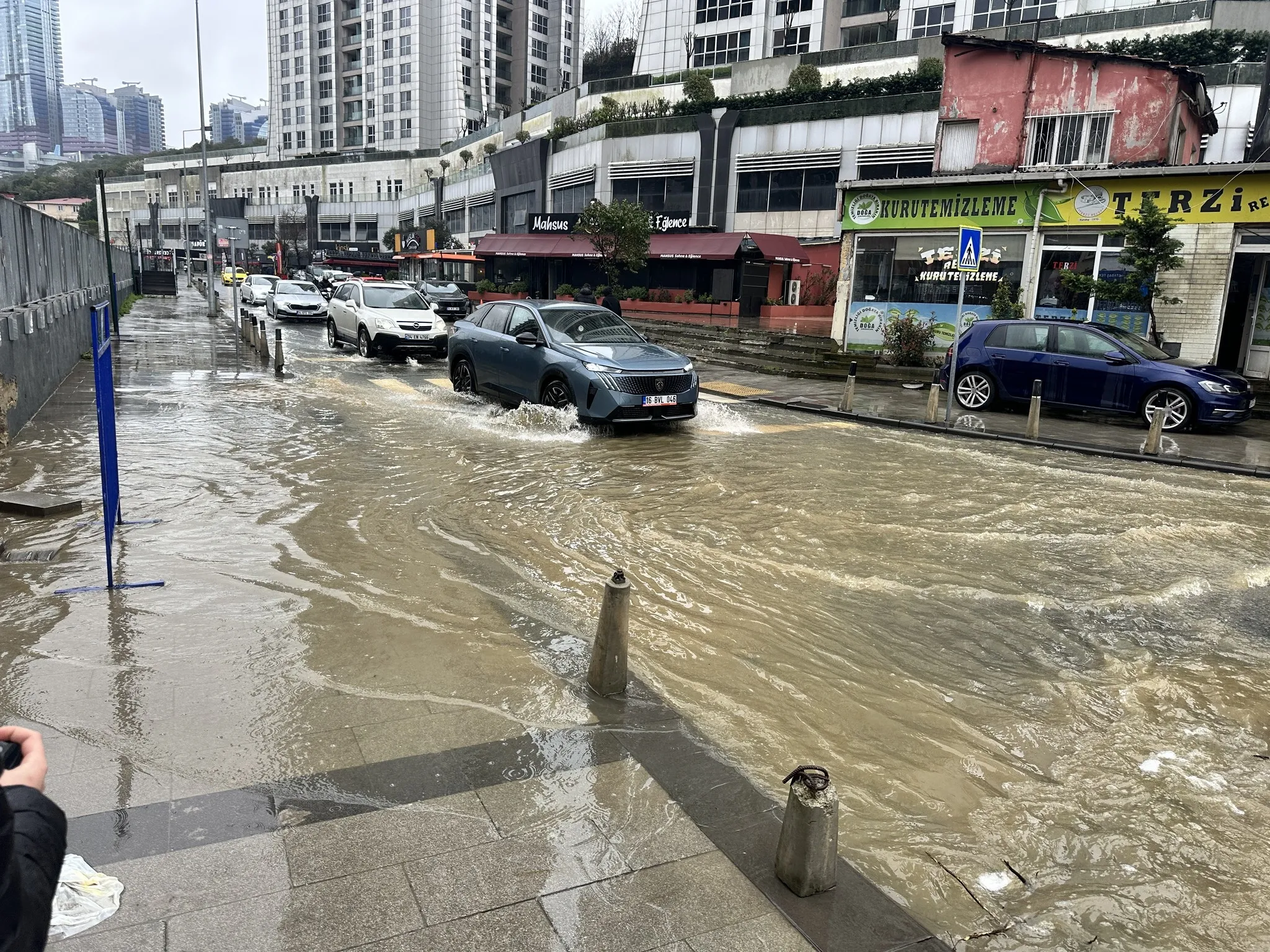 Sarıyer’de yağış felaketi! Yollar göle döndü
