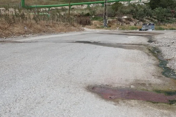 Denizli’de karayolunun altından geçen sıcak su kaynağı asfaltı deldi