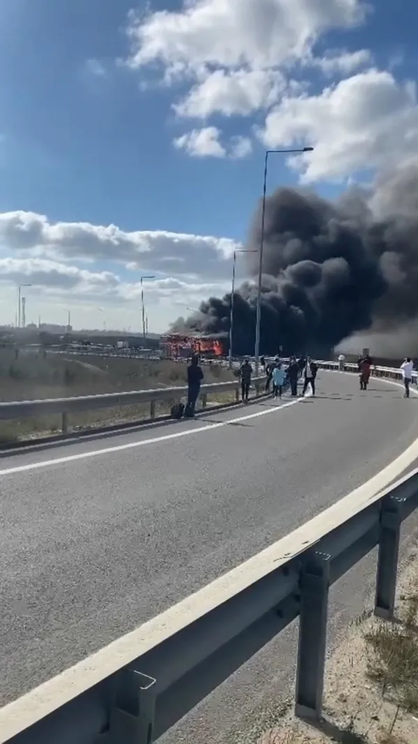 Son dakika: Başakşehir'de yolcu otobüsü alev alev yandı - 1