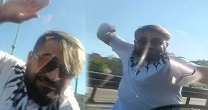 Trafikte dehşet anları! Önce yol kesti ardından...