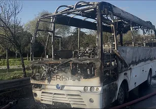 Bayrampaşa’da minibüs alevlere teslim oldu