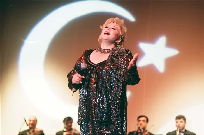 emel-sayindan-muazzez-abaciya-duygulandiran-veda-1763011432937.jpg Kaynak: Sosyal medya