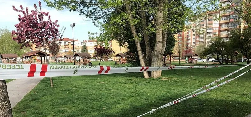 Eskişehir'de tedbirlerin hiçe sayıldığı park şeritlerle kapatıldı! Kalabalık grupların bir araya geldiği alana giriş yasaklandı