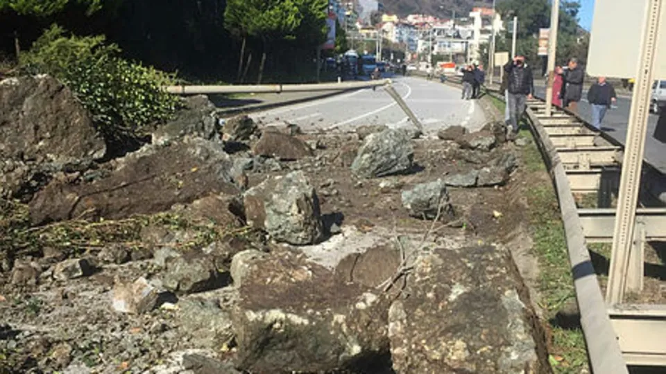 Karadeniz Sahil Yolu'nda heyelan