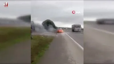 Seyir halindeki otomobil alev alev yandı