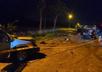 Minibüs ile hafif ticari araç kafa kafaya çarpıştı: 7 yaralı