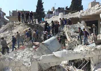 İdlib'te cami ve çarşıya saldırı: 21 ölü