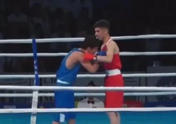 Avrupa Gençler Boks Şampiyonası'nda 'İki Devlet Tek Millet' duygusu! Azerbaycanlı sporcu Türk rakibinin formasındaki Türk bayrağını öptü