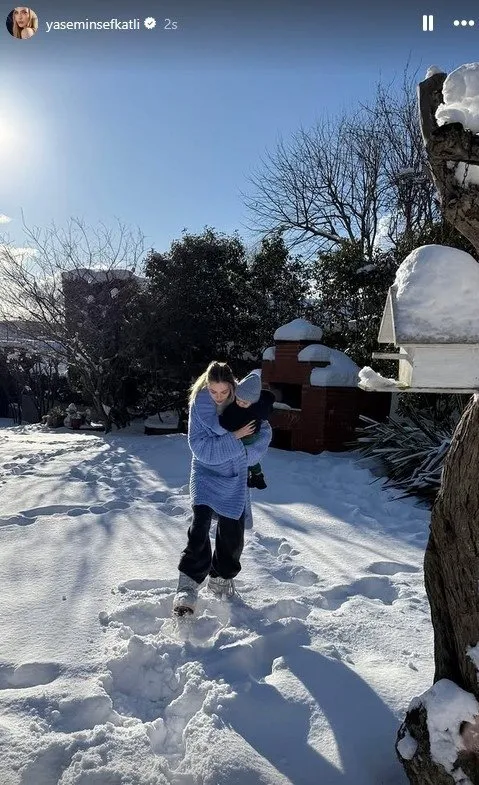 Ünlülerin kar paylaşımları: Yasemin Şefkatli ikizleriyle karın keyfini böyle çıkardı