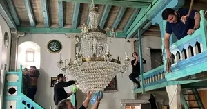 Üniversite öğrencileri camileri temizledi