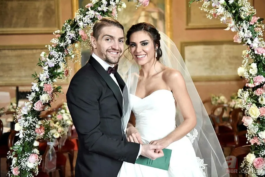 Bensu Soral ile Hande Soral kardeşlerin eşleriyle tanışma hikayesi... 19