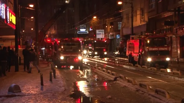 İstanbul Zeytinburnu’nda büyük panik! 4 katlı binanın çatısı alev alev yandı - 3