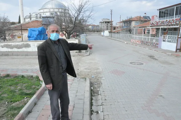 1617521381307.jpg Korona iki ilçeyi böyle ayırdı! Yolun bir tarafında serbest diğer tarafında kısıtlama! - 3