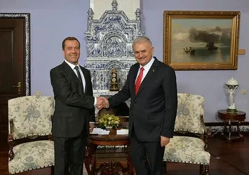 Başbakan Yıldırım'dan Medvedev'e tebrik mesajı