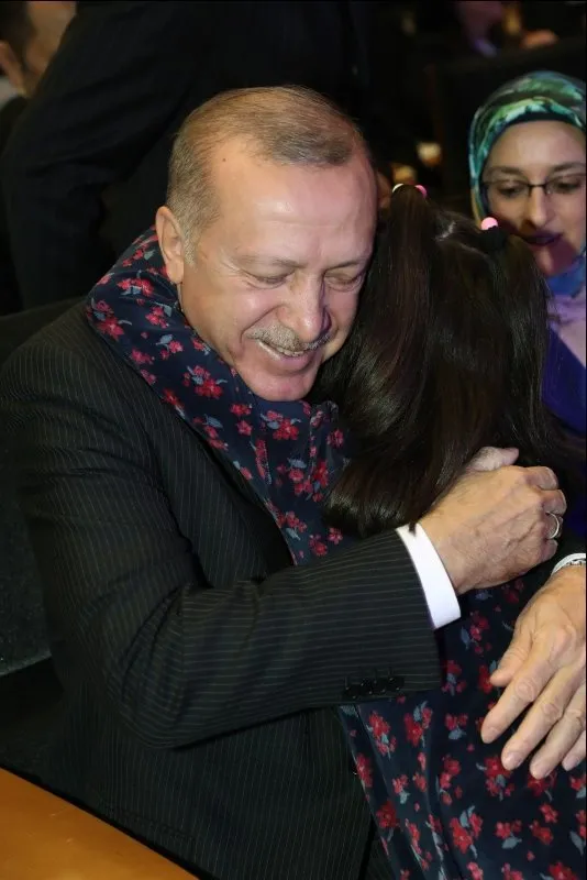 Başkan Erdoğan’dan dikkat çeken kare! Eline kalemi aldı ve...