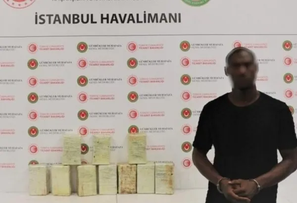 istanbul-havalimaninda-uyusturucu-operasyonu-58-kilogram-kokain-ele-gecirildi-cok-sayida-gozalti-ve-tutuklu-va-1653469791914.jpg İstanbul'da zehir tacirlerine geçit yok! İranlı baron kıskıvrak yakalandı - 9