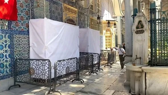 eyup-sultan-turbesine-saldiri-cekicle-cinilerin-kirildigi-anlar-kamerada-1660035755364.jpg Eyüp Sultan Türbesi'ne saldırı! Çekiçle çinilerin kırıldığı anlar kamerada - 4