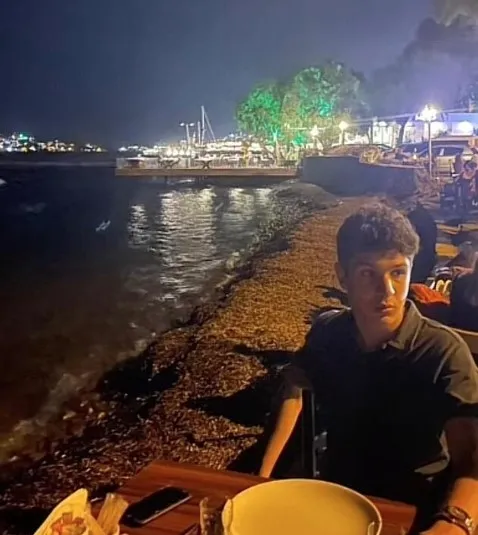 abdurrahim-albayrakin-avmnin-4uncu-katindan-duserek-olen-torunu-batuhan-bostanci-son-yolculuguna-ugurlaniyor-a-1669036336579.jpg Abdurrahim Albayrak'ın AVM’nin 4.’üncü katından düşerek ölen torunu Batuhan Bostancı son yolculuğuna uğurlanıyor... Ailenin acısı boğazları düğümledi - 6