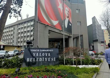 Mustafa Tutuk'tan Yalova Belediyesi'nin girişine dikkat çeken yazı
