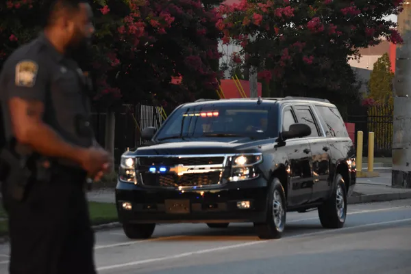 Eski ABD Başkanı Trump teslim oldu! 200 bin dolar kefaletle serbest bırakıldı | Sabıka fotoğrafı çekilen ilk Amerikan başkanı