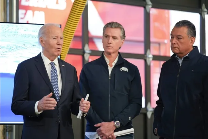 abd-cehennemi-yasiyor-californiadan-olum-haberleri-geldi-bidendan-skandal-aciklamalar-1736403856892.jpg Başkan Joe Biden, 8 Ocak 2025 Çarşamba günü Kaliforniya Valisi Gavin Newsom ile birlikte Kaliforniya, Santa Monica'daki Santa Monica İtfaiye Departmanı İstasyonu 5'te Güney Kaliforniya'yı etkileyen devam eden orman yangınlarıyla ilgili açıklamalarda bulunuyor. (AP)