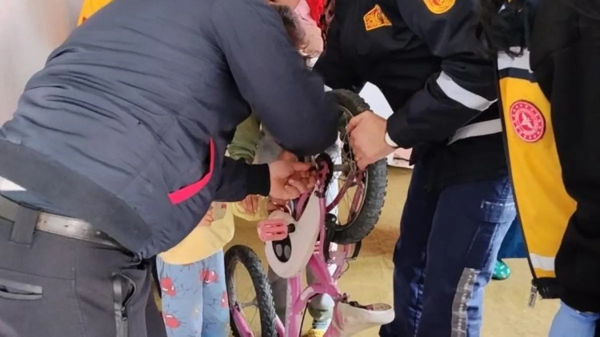 Parmağı bisiklet zincirine sıkışan çocuğu itfaiye kurtardı