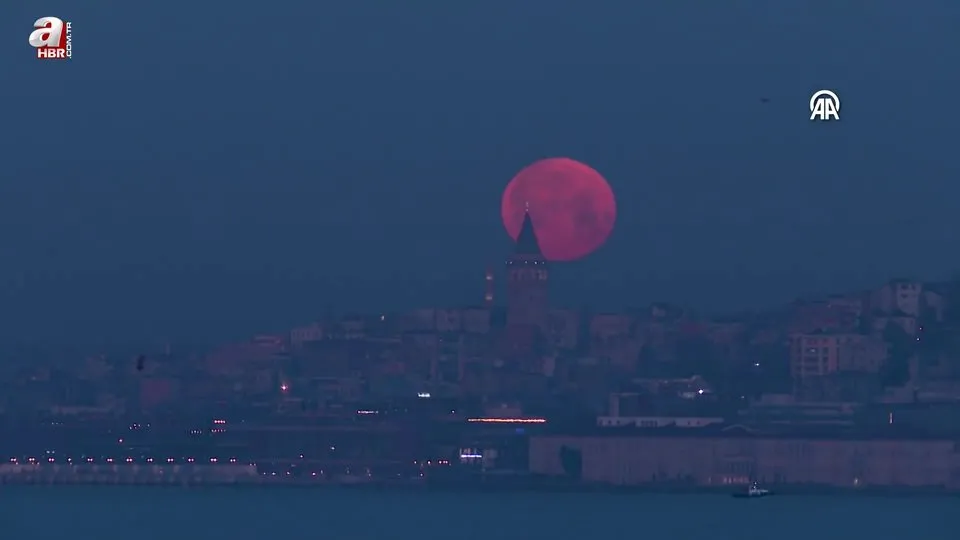 İstanbul’da dolunay! Galata Kulesi ile birlikte görüntülendi