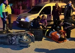 Aniden çıkan araç kazaya neden oldu! Motokurye yola savruldu