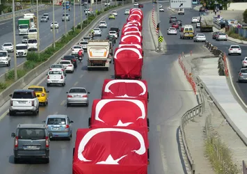D-100'de Türk bayraklı kamyon konvoyu
