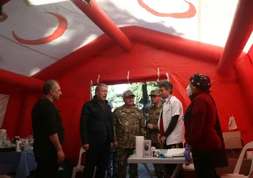 Milli Savunma Bakanı Hulusi Akar Hatay'da depremzedeleri ziyaret etti: Yaralarımızı saracağız