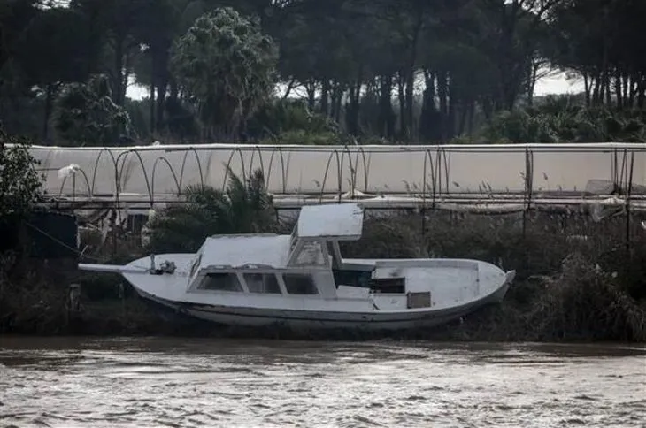 Antalya'yı fırtına yıktı geçti! Uçaklar inemedi, ağaçlar devrildi, araçlar mahsur kaldı
