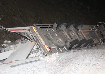 Devrilen TIR'ın altında can verdi