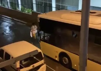 İstanbul’da gece yarısı ilginç olay! Trafiğe aldırış etmeden otobüsün önünde yürüdü