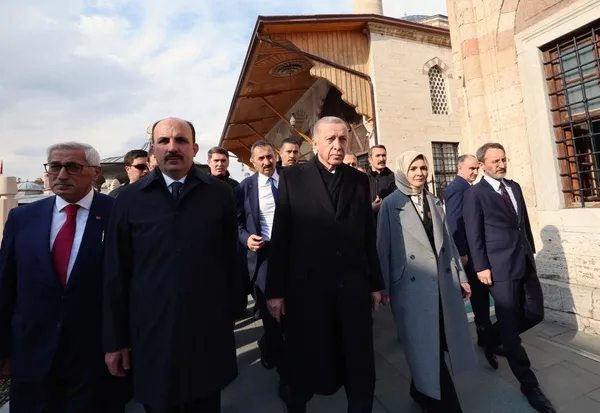 baskan-erdogan-mevlana-turbesini-ziyaret-etti-1710687105167.jpeg Başkan Erdoğan Mevlana Türbesi'ni ziyaret etti - 2